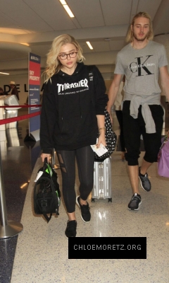 Chloe-Moretz-in-Tights-at-LAX-Airport--07-662x1103.jpg