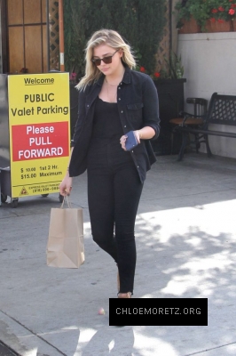 Chloe-Moretz-on-a-lunch-in-Beverly-Hills--12-662x993.jpg