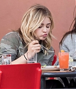 Chloe-Moretz-having-lunch-with-a-friends--25-662x453.jpg