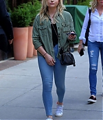 Chloe-Moretz-in-Skinny-Jeans--16-662x993.jpg