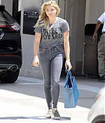 Chloe-Moretz-in-Tight-Jeans--06-662x893.jpg