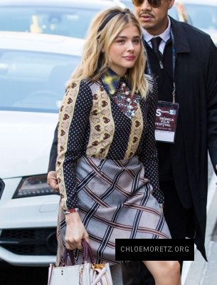 Chloe-Moretz-in-Mini-Skirt--03-662x867.jpg