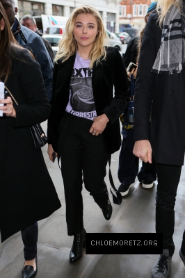 1461622361615_chloe_moretz_London_radio_interview_arrivals_104.jpg