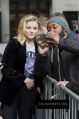 1461622371016_chloe_moretz_London_radio_interview_arrivals_105.jpg