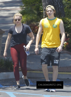 Chloe_Grace_Moretz_and_Brooklyn_Beckham_are_spotted_out_in_Los_Angeles_02.jpg