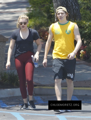 Chloe_Grace_Moretz_and_Brooklyn_Beckham_are_spotted_out_in_Los_Angeles_03.jpg