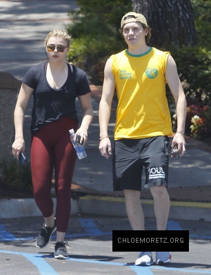Chloe_Grace_Moretz_and_Brooklyn_Beckham_are_spotted_out_in_Los_Angeles_04.jpg