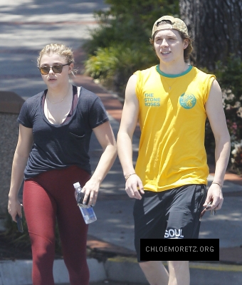 Chloe_Grace_Moretz_and_Brooklyn_Beckham_are_spotted_out_in_Los_Angeles_05.jpg
