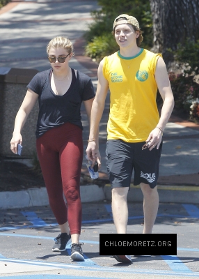 Chloe_Grace_Moretz_and_Brooklyn_Beckham_are_spotted_out_in_Los_Angeles_06.jpg
