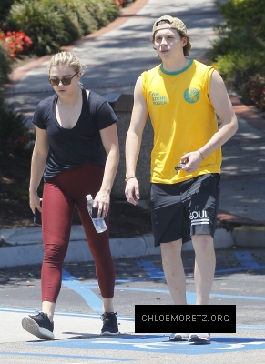 Chloe_Grace_Moretz_and_Brooklyn_Beckham_are_spotted_out_in_Los_Angeles_10.jpg