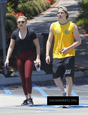 Chloe_Grace_Moretz_and_Brooklyn_Beckham_are_spotted_out_in_Los_Angeles_12.jpg