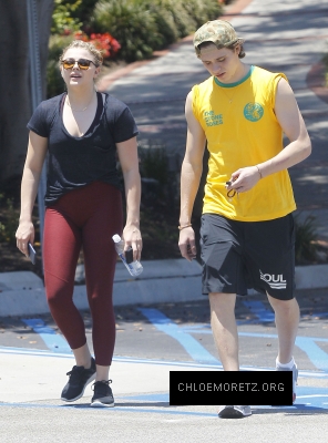 Chloe_Grace_Moretz_and_Brooklyn_Beckham_are_spotted_out_in_Los_Angeles_13.jpg