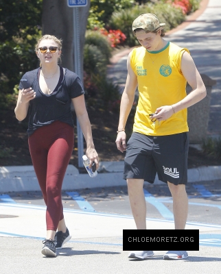 Chloe_Grace_Moretz_and_Brooklyn_Beckham_are_spotted_out_in_Los_Angeles_15.jpg