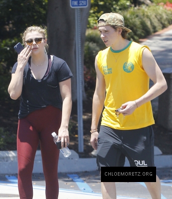 Chloe_Grace_Moretz_and_Brooklyn_Beckham_are_spotted_out_in_Los_Angeles_16.jpg