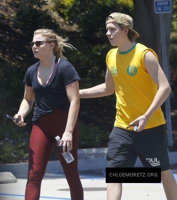 Chloe_Grace_Moretz_and_Brooklyn_Beckham_are_spotted_out_in_Los_Angeles_18.jpg