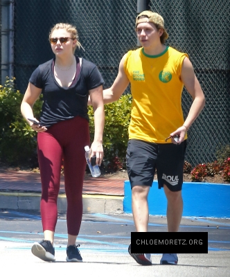 Chloe_Grace_Moretz_and_Brooklyn_Beckham_are_spotted_out_in_Los_Angeles_25.jpg