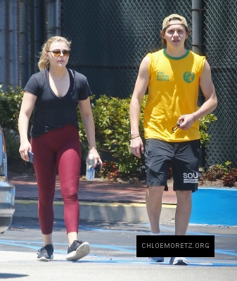 Chloe_Grace_Moretz_and_Brooklyn_Beckham_are_spotted_out_in_Los_Angeles_26.jpg