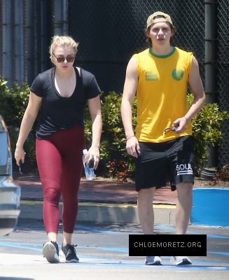 Chloe_Grace_Moretz_and_Brooklyn_Beckham_are_spotted_out_in_Los_Angeles_27.jpg
