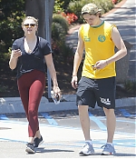 Chloe_Grace_Moretz_and_Brooklyn_Beckham_are_spotted_out_in_Los_Angeles_15.jpg