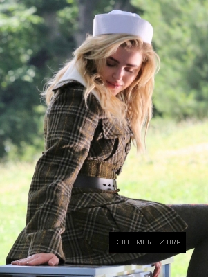 Chloe_Grace_Moretz_poses_during_a_photoshoot_in_New_York_City_s_Central_Park_-_July_28-2016_017.jpg