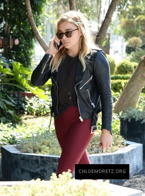 Chloe_Grace_Moretz_spotted_holding_hands_while_out_in_Beverly_Hills_-_June_30-2016_031.jpg