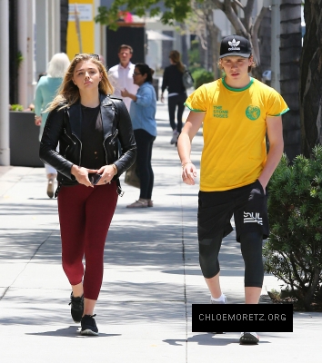 Chloe_Grace_Moretz_spotted_holding_hands_while_out_in_Beverly_Hills_-_June_30-2016_051.jpg