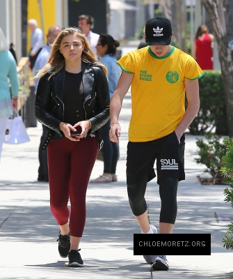 Chloe_Grace_Moretz_spotted_holding_hands_while_out_in_Beverly_Hills_-_June_30-2016_053.jpg