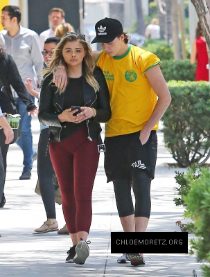 Chloe_Grace_Moretz_spotted_holding_hands_while_out_in_Beverly_Hills_-_June_30-2016_055.jpg