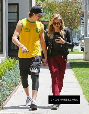 Chloe_Grace_Moretz_spotted_holding_hands_while_out_in_Beverly_Hills_-_June_30-2016_061.jpg