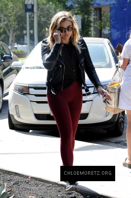 Chloe_Grace_Moretz_spotted_holding_hands_while_out_in_Beverly_Hills_-_June_30-2016_082.jpg