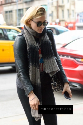 1459320949376_chloe_moretz_out_and_about_in_downtown_manhattan_3.jpg