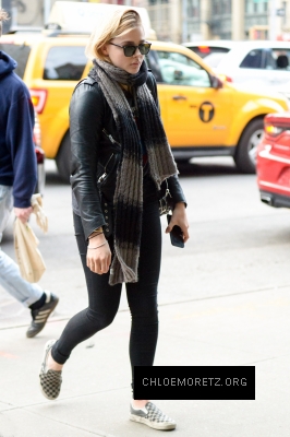 1459320997450_chloe_moretz_out_and_about_in_downtown_manhattan_5.jpg