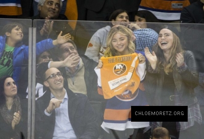 Chloe-Moretz--New-York-Islanders-vs-Tampa-Lightning--08-662x453.jpg