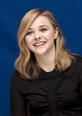 chloemoretzfancom040.jpg