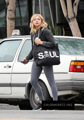 1460139388759_chloe_moretz_at_Benefit_Cosmetics_024_28129.jpg