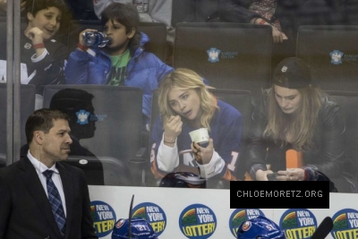 Chloe-Moretz--New-York-Islanders-vs-Tampa-Lightning--15-662x442.jpg
