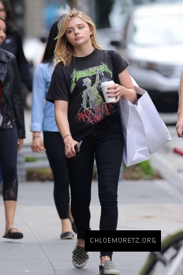 Chloe-Moretz--Out-and-about-in-Manhattan--03-662x993.jpg