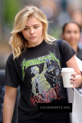 Chloe-Moretz--Out-and-about-in-Manhattan--04-662x993.jpg