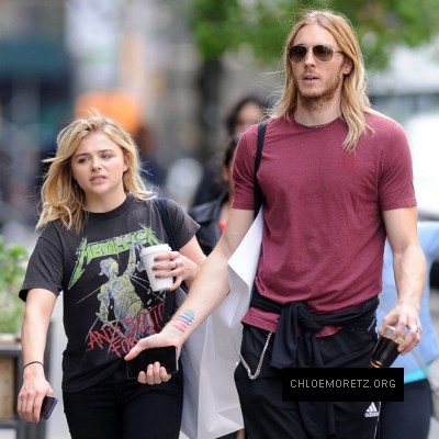 Chloe-Moretz--Out-and-about-in-Manhattan--07-662x662.jpg