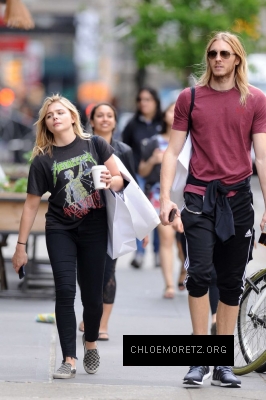 Chloe-Moretz--Out-and-about-in-Manhattan--08-662x993.jpg