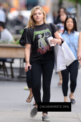 Chloe-Moretz--Out-and-about-in-Manhattan--09-662x993.jpg