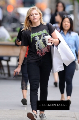 Chloe-Moretz--Out-and-about-in-Manhattan--10-662x993.jpg