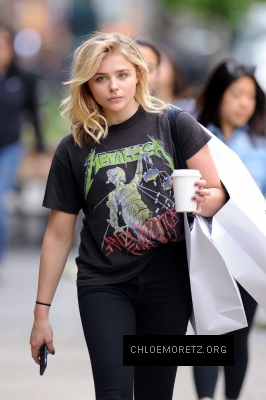 Chloe-Moretz--Out-and-about-in-Manhattan--11-662x993.jpg