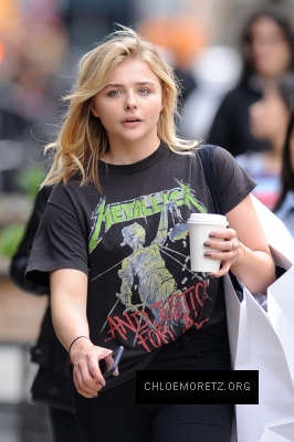 Chloe-Moretz--Out-and-about-in-Manhattan--12-662x993.jpg