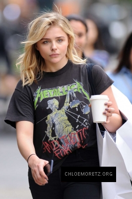 Chloe-Moretz--Out-and-about-in-Manhattan--13-662x993.jpg