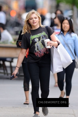 Chloe-Moretz--Out-and-about-in-Manhattan--16-662x993.jpg