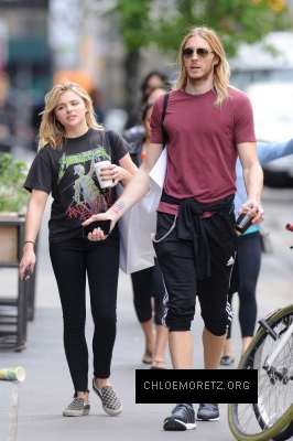 Chloe-Moretz--Out-and-about-in-Manhattan--17-662x993.jpg
