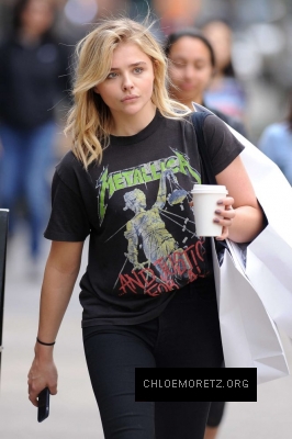 Chloe-Moretz--Out-and-about-in-Manhattan--18-662x993.jpg