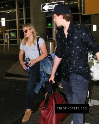 Chloe-Moretz-and-Brooklyn-Beckham-at-JFK-Airport--01-662x828.jpg