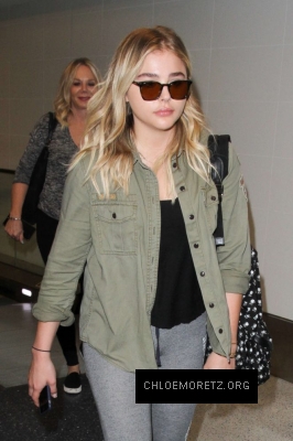 Chloe-Moretz-at-LAX-Airport--08-662x993.jpg